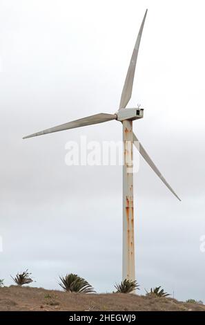 Rostige Turbine, die etwas gewartet werden muss, Lanzarote (Spanien) Stockfoto