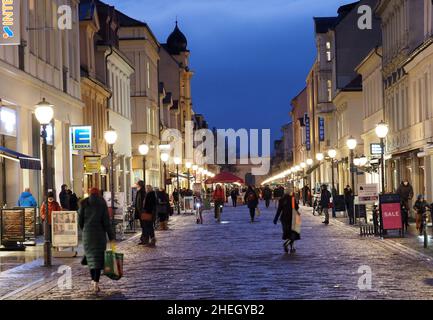 Potsdam, Deutschland. 10th Januar 2022. Passanten laufen am frühen Abend entlang der Brandenburgischen Straße. Das Brandenburger Kabinett wird heute, Dienstag, die Einführung der 2G-plus-Regel für Restaurants und Bars in Brandenburg diskutieren. (Nach dpa ab 11.01.2022) Quelle: Soeren Sache/dpa-Zentralbild/dpa/Alamy Live News Stockfoto