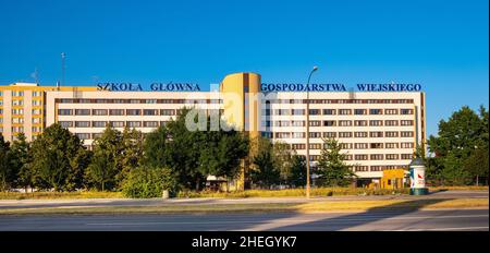 Warschau, Polen - 22. Mai 2020: Campus der Warschauer Universität für Biowissenschaften SGGW mit Studentenhaus Limba im Warschauer Stadtteil Ursynow Stockfoto