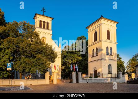 Warschau, Polen - 22. Mai 2020: neoromanische St. Katharinen-Kirche und Glockenturm in der Dolina Sluzewiecka Straße im Warschauer Stadtteil Ursynow Stockfoto