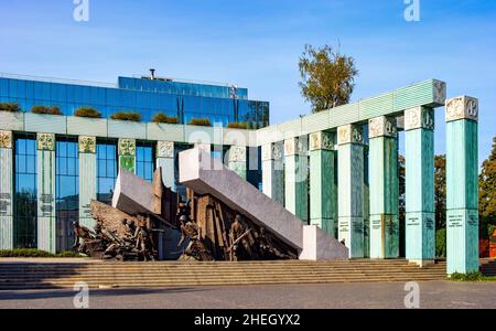 Warschau, Polen - 19. September 2020: Gebäude des Obersten Gerichtshofs Sad Najwyzszy mit Denkmal des Warschauer Aufstands von Wincenty Kucma auf dem Krasinskich-Platz Stockfoto