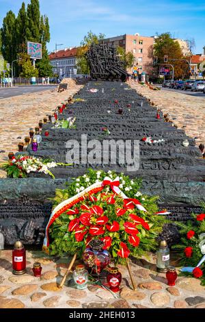 Warschau, Polen - 19. September 2020: Denkmal für die Gefallenen und Ermordeten im Osten von Maksymilian Biskupski in der Muranowska- und Andersa-Straße in Mura Stockfoto