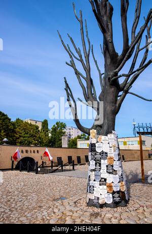 Warschau, Polen - 19. September 2020: Pawiak Prison Museum und Denkmal von Romuald Gutt und Mieczyslaw Moldawa in der Dzielna Straße im historischen Viertel in Stockfoto