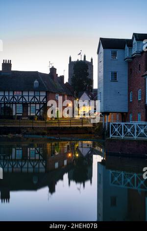 Tewkesbury bei Sonnenaufgang über dem Fluss Avon. Tewkesbury, Cotswolds, Gloucestershire, England Stockfoto