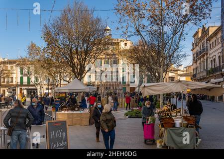 Llucmajor, Spanien; januar 07 2022: Wöchentlicher Straßenmarkt in der mallorquinischen Stadt Llucmajor. Anbieter und Kunden mit Masken aufgrund von Einschränkungen durch den Stockfoto