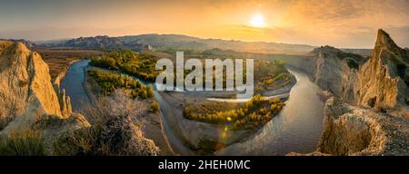 Super breiter Panoramablick von den Klippen auf den Alazani-Fluss und atemberaubender Sonnenaufgang über Mijniskure, VAshlovani-Nationalpark Stockfoto
