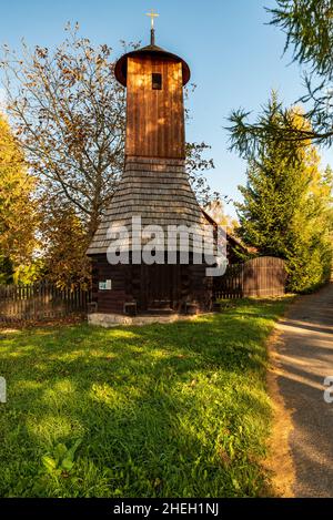 Hölzerner Glockenturm im Dorf Rviste in der Nähe von Usti nad Orlici in der Tschechischen republik während eines schönen Herbsttages Stockfoto