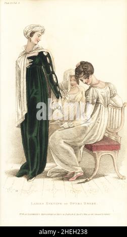 Regency Frauen in der Oper in Abendkleider. Frau (stehend) in Robe a la Russe aus grünem Samt, Mirza Turban, Diamanthalskette. Frau (sitzend) in weißem Satin Slip eine l'antique, Gothic Spitzenbesatz, geschnürte Stomacher, rosa Satin Hausschuhe. Frau (hinten) in griechischem Kleid aus aurora Gause über weißem Satin. Platte 25, 1. April 1810. Handkolorierter Kupferstich von Thomas Uwins aus Rudolph Ackermanns Repository of Arts, London. Stockfoto