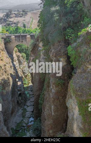 Die Viejo Nuevo oder Alte Brücke über dem Guadalevin Fluss zwischen dem neuen und dem alten Teil von Ronda Stockfoto