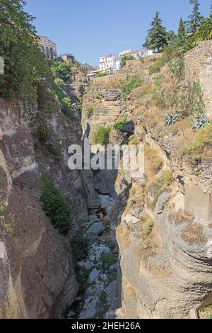 Die Guadalevin-Schlucht zwischen der neuen und der alten Brücke, die den neuen und den alten Teil von Ronda trennt Stockfoto