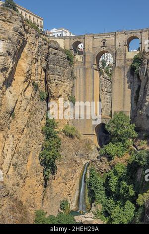 Blick auf den Puento Nuevo oder die Neue Brücke über dem Guadalevin Fluss zwischen dem neuen und dem alten Teil von Ronda Stockfoto