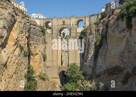 Steht unter der Puento Nuevo oder der Neuen Brücke über dem Guadalevin Fluss zwischen dem neuen und dem alten Teil von Ronda Stockfoto