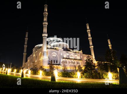 Çamlica Masjid Moschee während des Gebets in der Nacht mit einem beleuchteten Weg vor und keine Menschen in der Nähe. Religiöse Stätten in der Türkei. Stockfoto