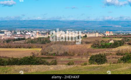 Landschaft von Aude mit der einzigartigen mittelalterlichen Festung von Carcassonne (Frankreich), die auf der UNESCO-Liste des Weltkulturerbes steht. Stockfoto