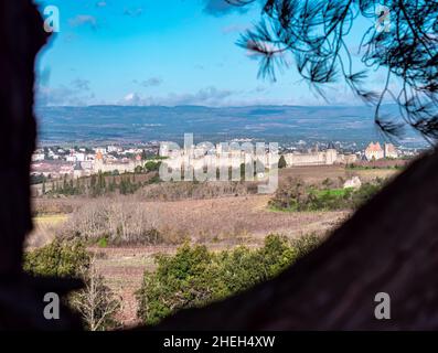 Landschaft von Aude mit der einzigartigen mittelalterlichen Festung von Carcassonne (Frankreich), die auf der UNESCO-Liste des Weltkulturerbes steht. Stockfoto