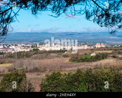 Landschaft von Aude mit der einzigartigen mittelalterlichen Festung von Carcassonne (Frankreich), die auf der UNESCO-Liste des Weltkulturerbes steht. Stockfoto