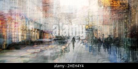 Abstrakt verschwommene Rush Hour in der Altstadt von Lübeck, Radfahrerin, Autos und eine Menge Fußgänger, die sich auf der engen Stadtstraße bewegen, multiple exposu Stockfoto