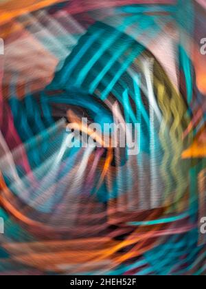 Abstraktes Foto - Intentional Camera Movement (ICM) Technik, um ein verträumtes, stimmungsvolles künstlerisches Hintergrundfoto von verschwommenen Motiven zu erstellen - Linien Stockfoto