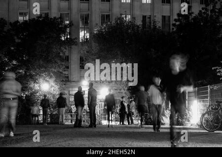 Blick bei Nacht der wartenden außen Eingang zum berühmten Berghain Nachtclub in Friedrichshain Berlin Deutschland Stockfoto