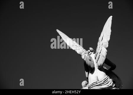 Statue von Engel auf Schlossbrucke entworfen von Schinkel am Lustgarten auf der Museumsinsel (Museumsinsel) in Mitte, Berlin, Deutschland Stockfoto