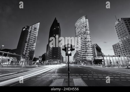 Nachtansicht des Skyline der Hochhäuser am Potsdamer Platz in Mitte Berlin Deutschland Stockfoto