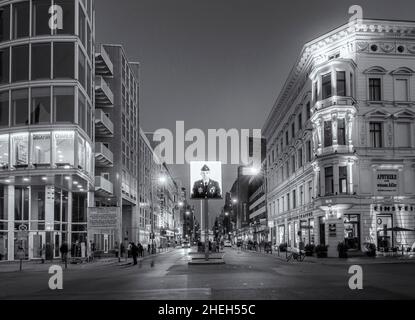 Nachtansicht des Checkpoint Charlie in Berlin Deutschland Stockfoto
