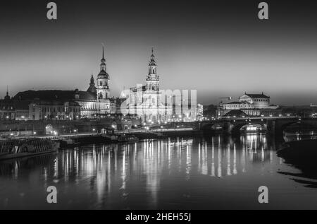 Nacht-Skyline der Stadt Dresden und die Elbe in Sachsen.