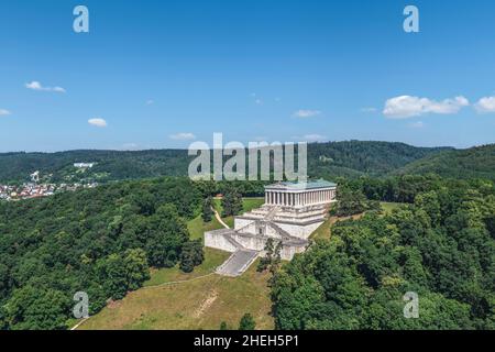 Blick auf das weite Donautal und die Walhalla-Gedenkstätte östlich von Regensburg. Stockfoto