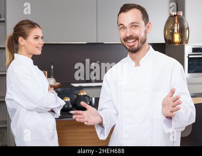 Professionelle Köche in weißer Uniform Stockfoto