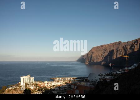 Blick vom Aussichtspunkt, Mirador de Archipenque mit Blick auf das Dorf und die Klippen von Los Gigantes, Teneriffa, Kanarische Inseln, Spanien Stockfoto