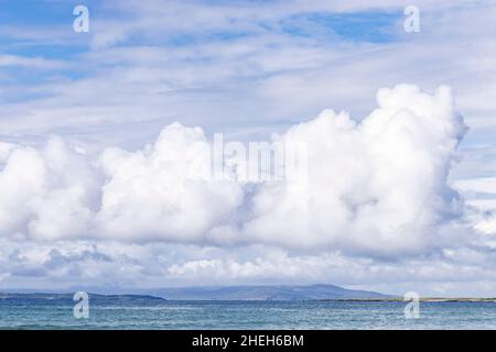 Cumulus Wolken über Clew Bay an der Westküste der Grafschaft Mayo in Irland Stockfoto