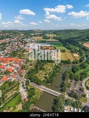 Idyllisches Städtchen Röttingen im fränkischen Taubertal von oben Stockfoto