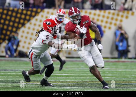 10. Januar 2022: Alabama Crimson Tide läuft Brian Robinson Jr. (4) und Georgia Bulldogs defensiv zurück Kelee Ringo (5) beim NCAA College Football Playoff National Championship Spiel zwischen den Georgia Bulldogs und der Alabama Crimson Tide im Lucas Oil Stadium in Indianapolis, IN. Darren Lee/CSM Stockfoto