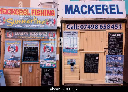 Makrelenfischerei-Bootskiosks am Hafen, Tenby, Pembrokeshire, Wales, Großbritannien Stockfoto