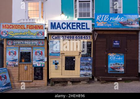 Makrelenfischerei-Bootskiosks am Hafen, Tenby, Pembrokeshire, Wales, Großbritannien Stockfoto