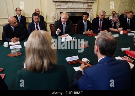 Aktenfoto vom 17/09/21 von Martin Reynolds (hinten, ganz links), dem wichtigsten privaten Sekretär des Premierministers, der an einer Kabinettssitzung in der Downing Street 10 in London teilnahm. Die Polizei steht mit dem Kabinett in Kontakt, da behauptet wird, dass der Berater des Premierministers am 20. Mai 2020 während der ersten Sperre eine Getränkeparty in der Downing Street organisiert hat, bei der Sie Ihren eigenen Alkohol mitbringen sollten. Minister, die an dem Treffen teilnehmen, sind (von links nach rechts) Gesundheitsminister Sajid Javid, Kabinettsminister Simon Case, Premierminister Boris Johnson, Schatzkanzler Rishi Sunak, Kanzler des Herzogtums Lancaster Stephen Barclay, W Stockfoto