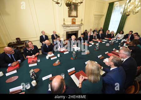 Aktenfoto vom 17/09/21 von Martin Reynolds (hinten, ganz links), dem wichtigsten Privatsekretär des Premierministers, und Dan Rosenfield, dem Stabschef des Premierministers, der an einer Kabinettssitzung in der Downing Street 10 in London teilnahm. Die Polizei steht mit dem Kabinett in Kontakt, da behauptet wird, dass der Berater des Premierministers Reynolds am 20. Mai 2020 während der ersten Sperre eine Getränkeparty in der Downing Street organisiert hat, bei der Sie Ihren eigenen Alkohol mitbringen sollten. Die Minister, die an dem Treffen teilnehmen, sind (im Uhrzeigersinn von links) Bildungsminister Nadhim Zahawi, die Sekretärin für internationalen Handel Anne Marie Trevelyan, der Gesundheitsminister Sajid Javid Stockfoto