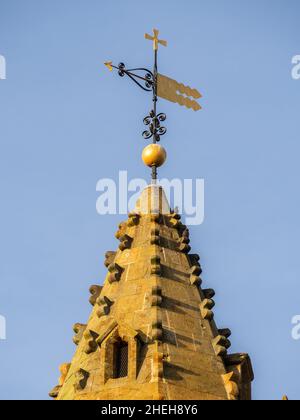 Pfarrkirche des Heiligen Kreuzes, Milton Malsor, Northamptonshire, Großbritannien; Nahaufnahme des Turms und der Wetterfahne Stockfoto