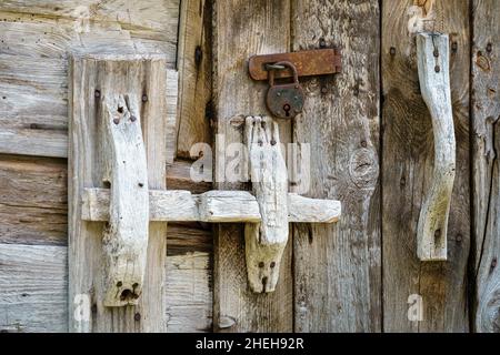 VALLDAL, NORWEGEN - 2020. JUNI 06. Alte rustikale handgemachte Holztür Handler. Stockfoto