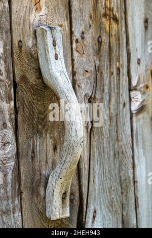 VALLDAL, NORWEGEN - 2020. JUNI 06. Alte rustikale handgemachte Holztür Handler. Stockfoto