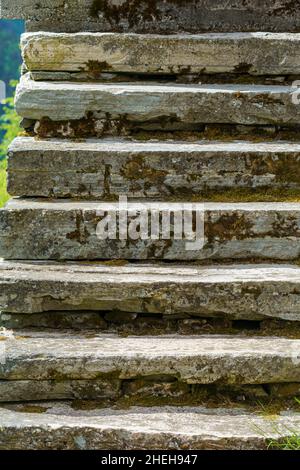 VALLDAL, NORWEGEN - 2020. JUNI 06. Alte Steintreppe. Stockfoto