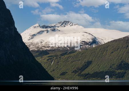 VALLDAL, NORWEGEN - 2020. MAI 29. Tafjord mit großen Bergen mit Schnee im Frühling. Stockfoto