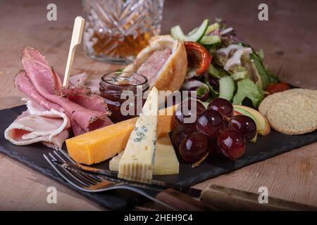 Plowmans Mittagessen mit Fleisch und Obst. Stockfoto