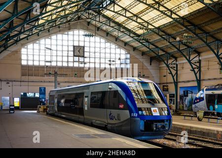 Ein TER-Intercity-Triebwagen im SNCF-Bahnhof in Le Havre, Frankreich. Stockfoto