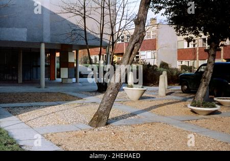Ein Foto von ‘Parkleys’ Wohnungen rund um den Marlowe Court in Ham, Surrey, England, Großbritannien, aus dem Jahr 1960s. Die Entwicklung (1955–6) war die erste große ‘„Span“-Entwicklung des Architekten Eric Lyons (1902–1980). Er arbeitete unter Walter Gropius (Gründer des Bauhauses) und war für Projekte mit dem Fokus auf Landschaft und Gemeindeentwicklung bekannt. Lyons kombinierte Moderne mit traditionelleren Elementen, wie hängenden Fliesen (wie hier) und Ziegelsteinen – ein Vintage-Foto aus dem Jahr 1960s. Stockfoto