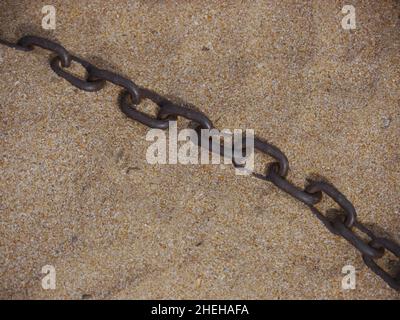 Strand mit Ketten und Sand Stockfoto