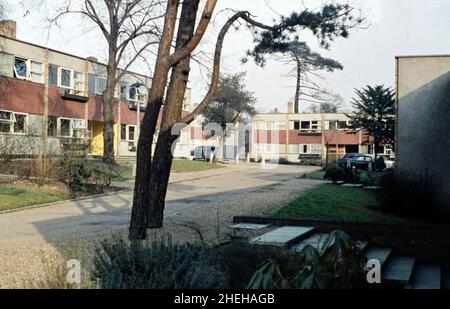 Ein Foto von ‘Parkleys’ Wohnungen rund um den Marlowe Court in Ham, Surrey, England, Großbritannien, aus dem Jahr 1960s. Die Entwicklung (1955–6) war die erste große ‘„Span“-Entwicklung des Architekten Eric Lyons (1902–1980). Er arbeitete unter Walter Gropius (Gründer des Bauhauses) und war für Projekte mit dem Fokus auf Landschaft und Gemeindeentwicklung bekannt. Lyons kombinierte Moderne mit traditionelleren Elementen, wie hängenden Fliesen (wie hier) und Ziegelsteinen – ein Vintage-Foto aus dem Jahr 1960s. Stockfoto