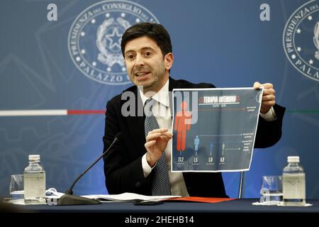 Rom, Italien. 10th Januar 2022. Gesundheitsminister Roberto Speranza kündigte auf einer Pressekonferenz neue Regeln zur Bekämpfung der COVID-19-Pandemie an. Rome (Italien), Januar 10th 2022Photo Pool Matteo Minnella Insidefoto Credit: Insidefoto srl/Alamy Live News Stockfoto