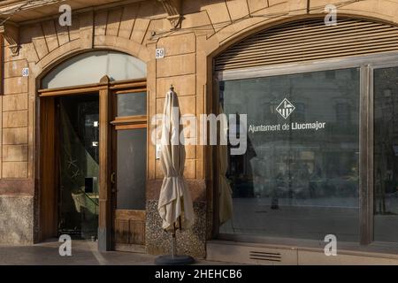 Llucmajor, Spanien; januar 07 2022: Das Gemeindeamt des Rathauses von Llucmajor ist im Morgengrauen geschlossen. Insel Mallorca, Spanien Stockfoto