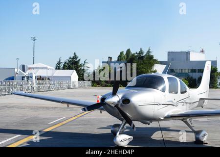 Nahaufnahme der Cirrus SR22 Flugzeuge auf der Landebahn an sonnigen Tagen. Stockfoto